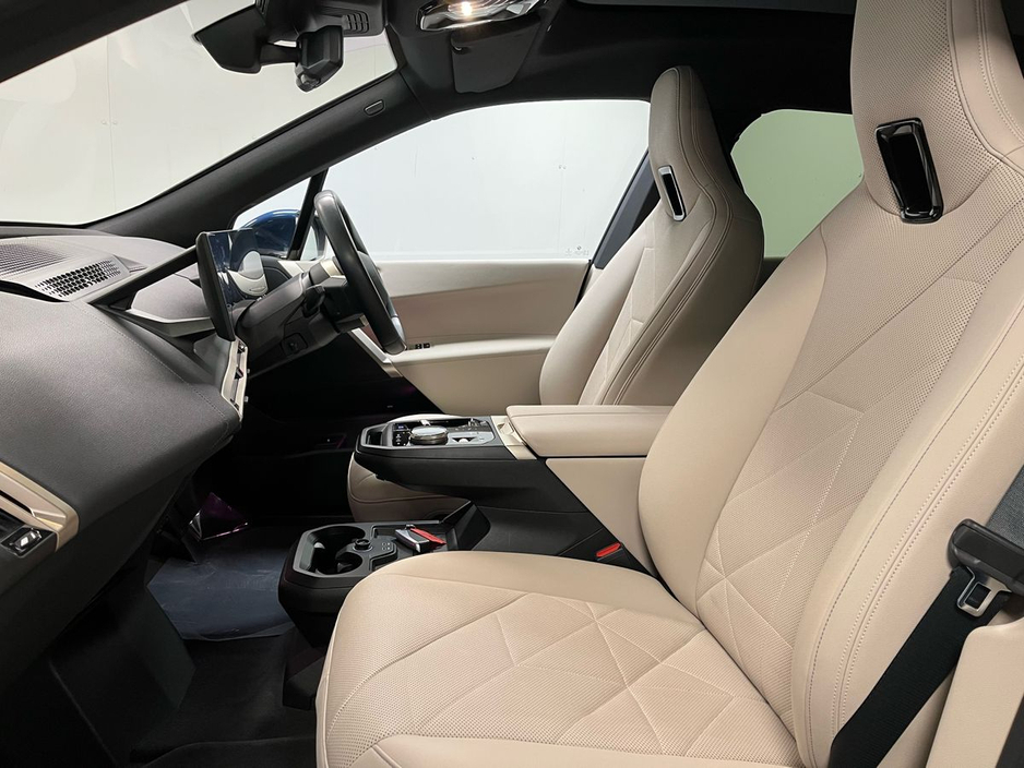 2022 BMW iX - image 18
