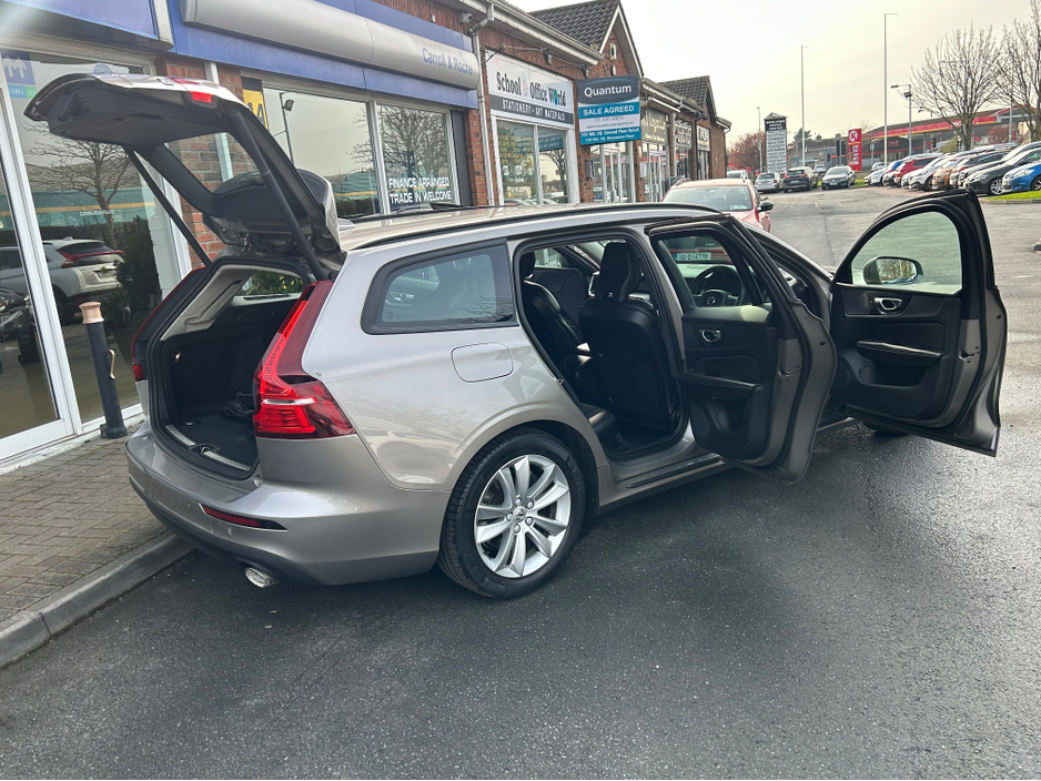 2018 Volvo V60 - image 28