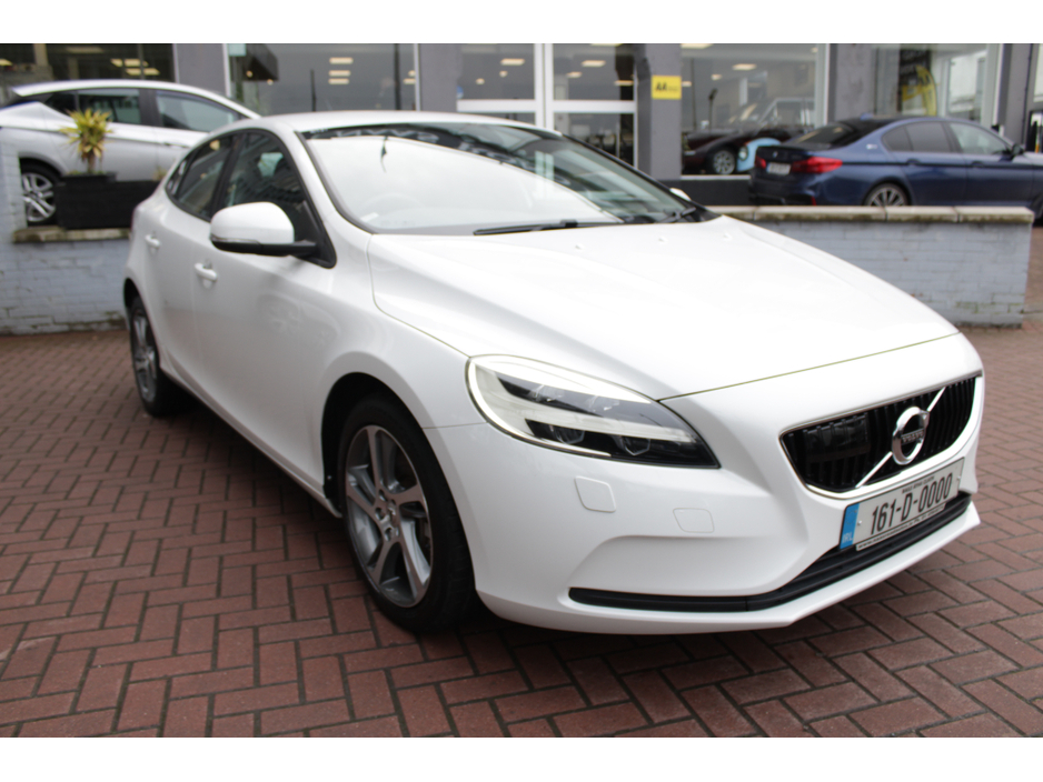 2016 Volvo V40 - image 2