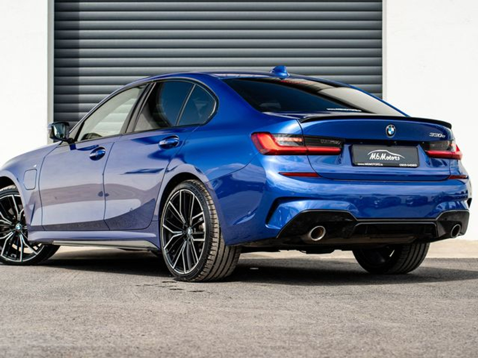 2022 BMW 3 Series - image 3