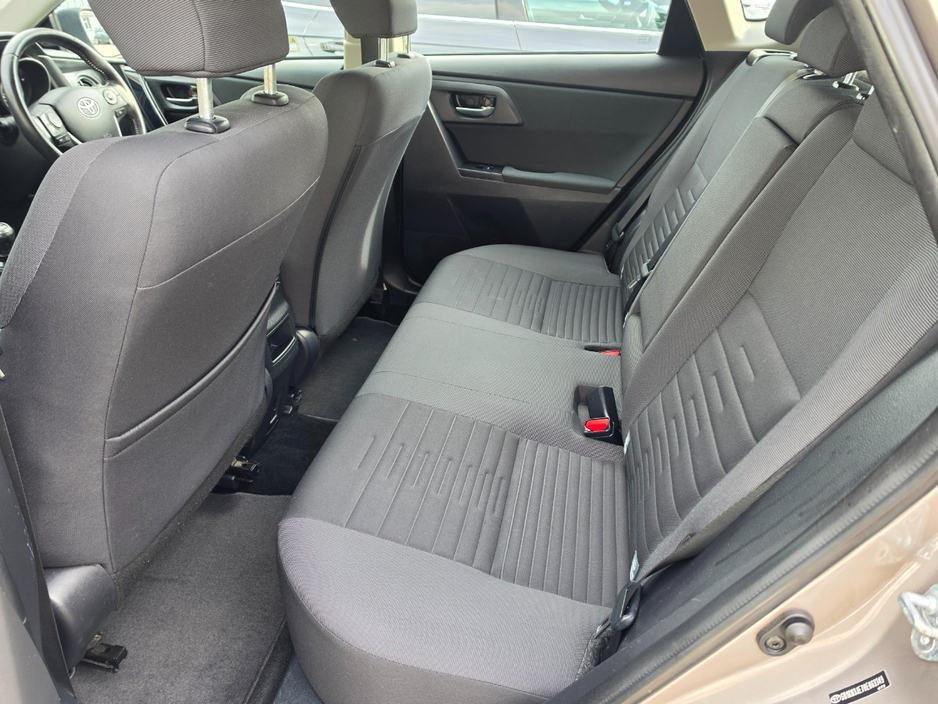 2016 Toyota Auris - image 19