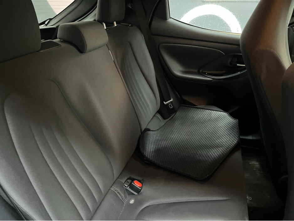 2021 Toyota Yaris - image 9