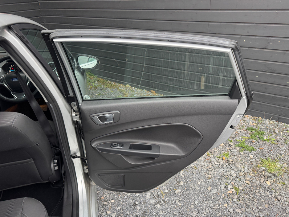 2014 Ford Fiesta - image 16
