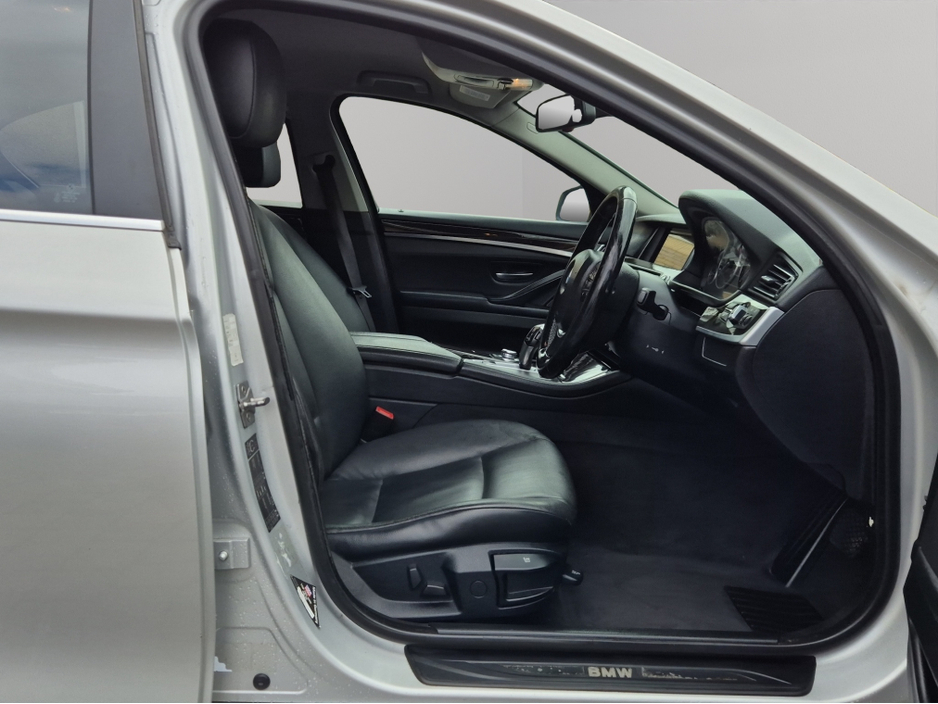 2010 BMW 5 Series - image 4