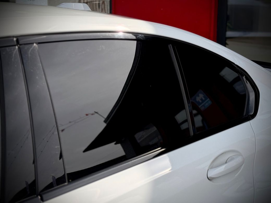 2025 BMW 3 Series - image 28