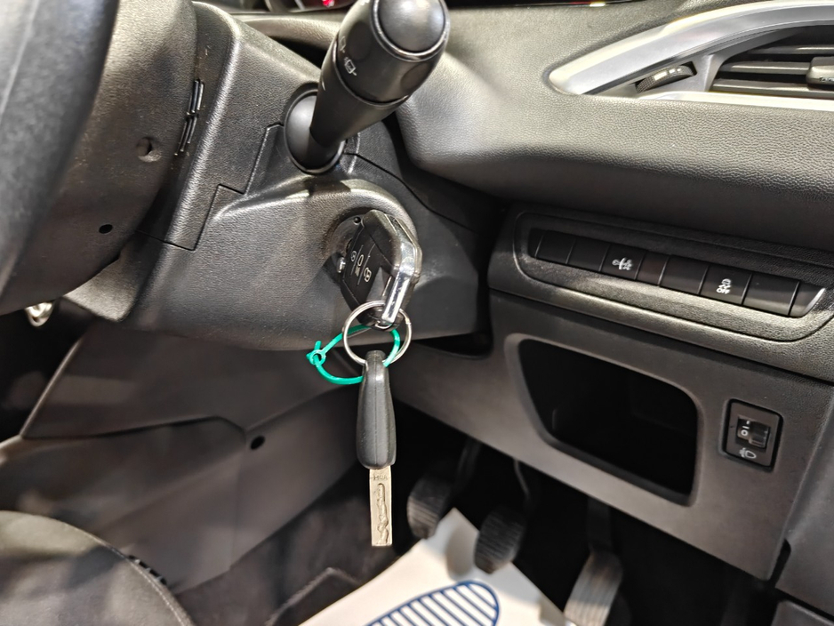 2014 Peugeot 208 - image 13
