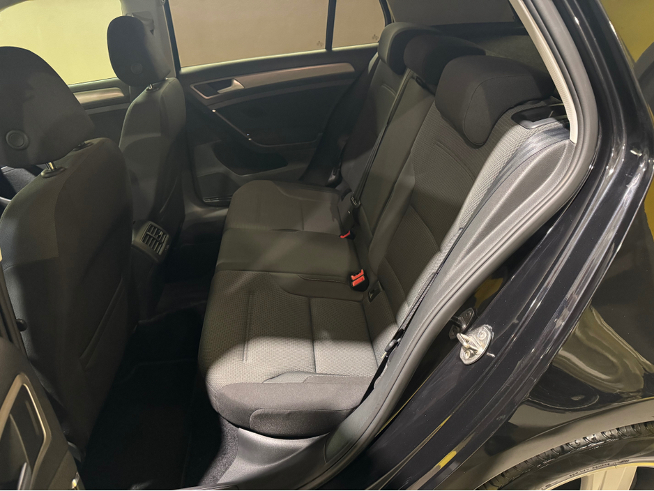 2015 Volkswagen Golf - image 11