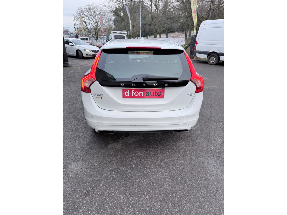 2015 Volvo V60 - image 11