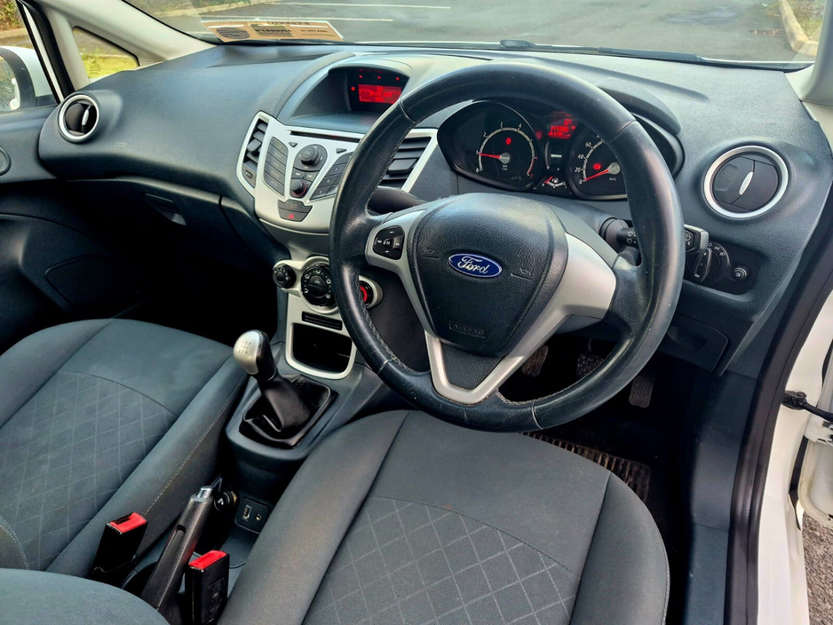 2012 Ford Fiesta - image 12