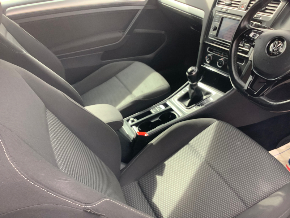 2017 Volkswagen Golf - image 10