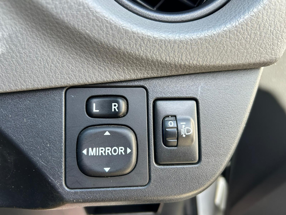 2016 Toyota Yaris - image 14