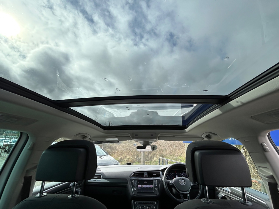 2017 Volkswagen Tiguan - image 9