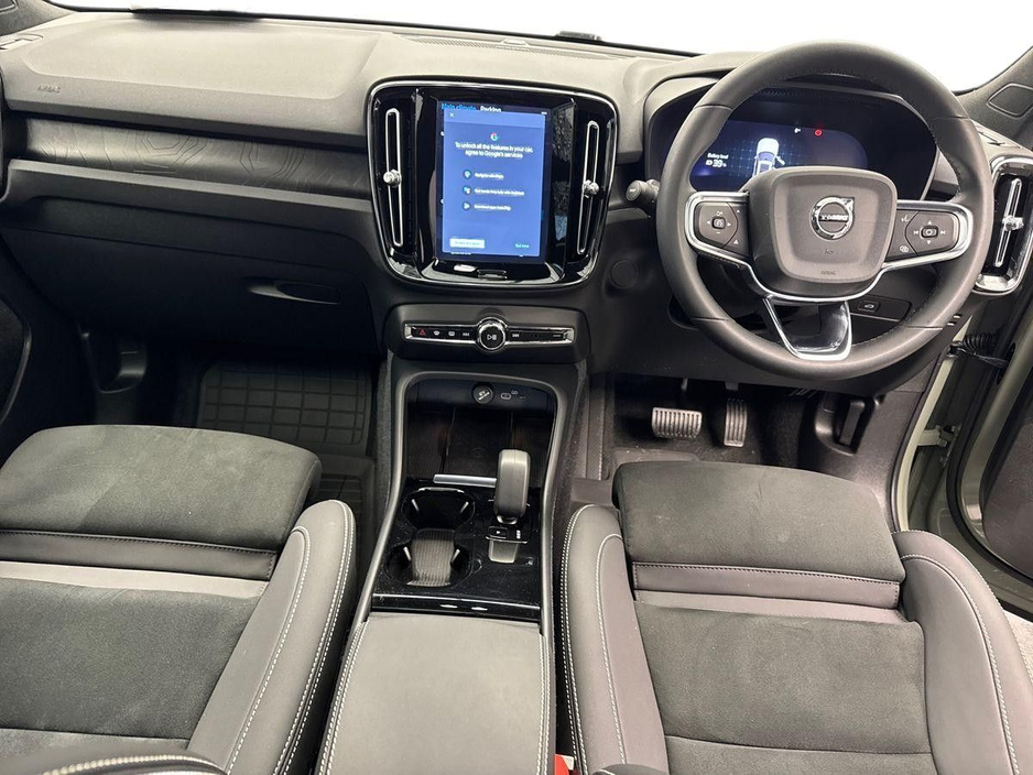 2024 Volvo XC40 - image 8