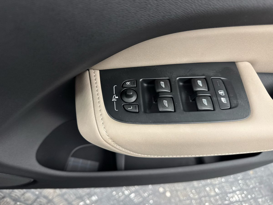 2026 Volvo XC60 - image 24