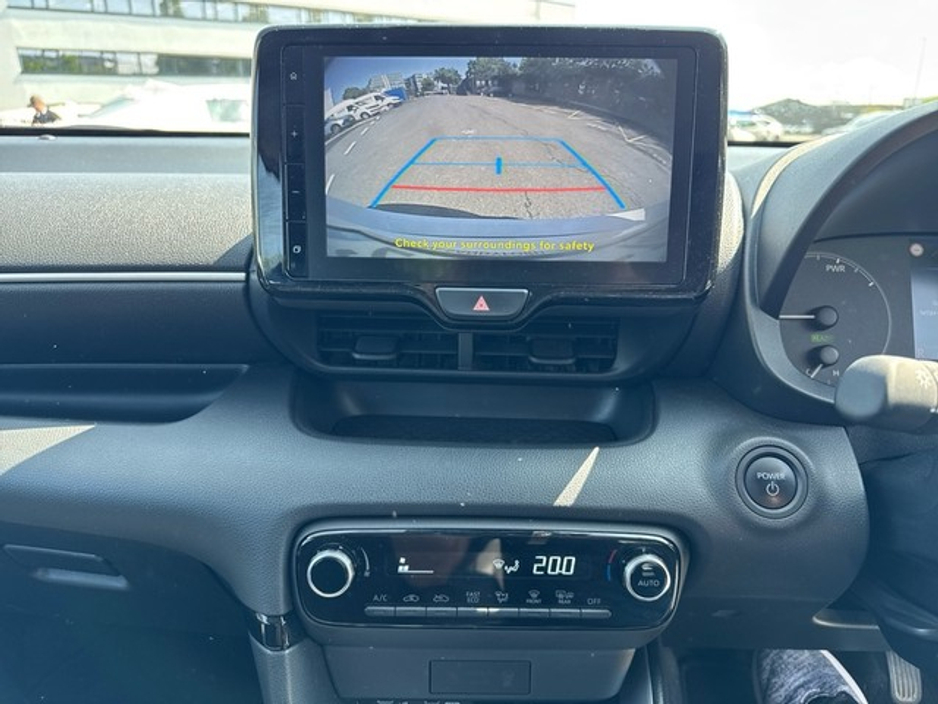 2025 Toyota Yaris HYBRID LUNA + CARBON PACK // REAR CAMERA // TOYOTA SAFETY SENSE // BLUETOOTH // AIR CON // FULL WARRANTY €26,445