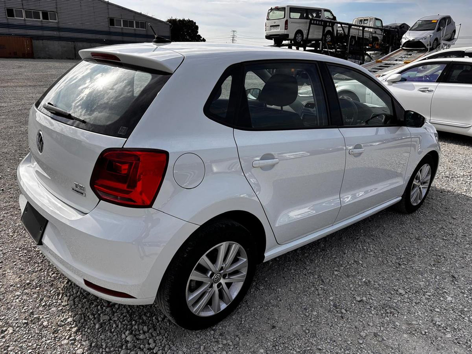 2017 Volkswagen Polo - image 4