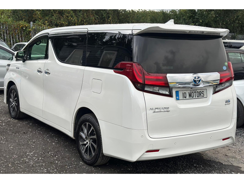 2015 Toyota Alphard - image 6