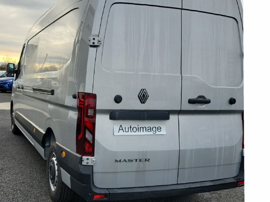 2026 Renault Master - image 18
