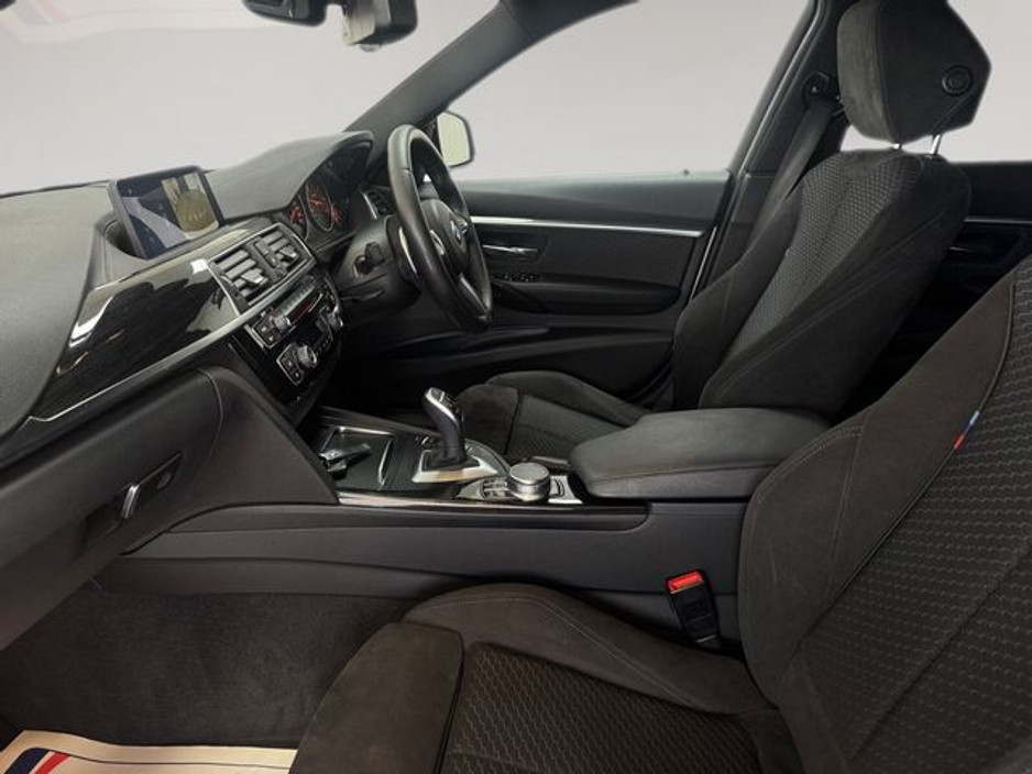 2016 BMW 3 Series - image 16