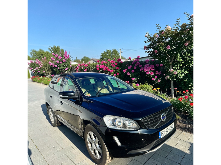 2016 Volvo XC60 - image 4