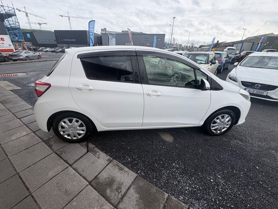 2017 Toyota Yaris - image 13