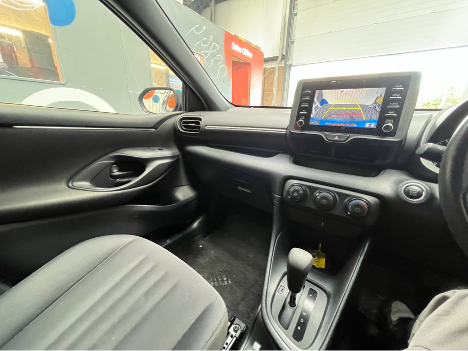 2020 Toyota Yaris - image 13