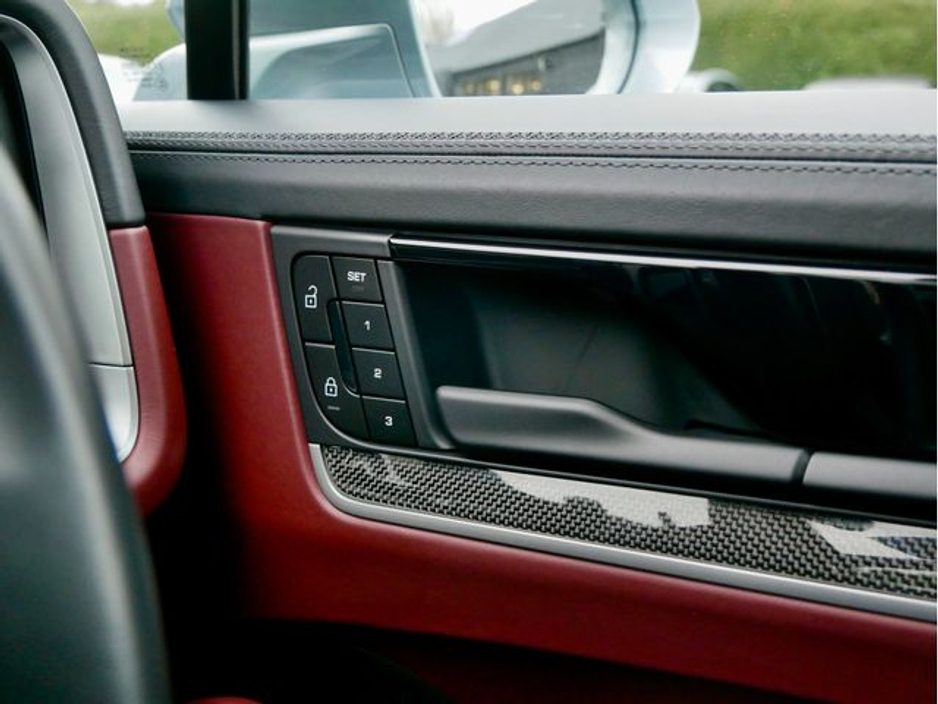 2024 Porsche Cayenne - image 30