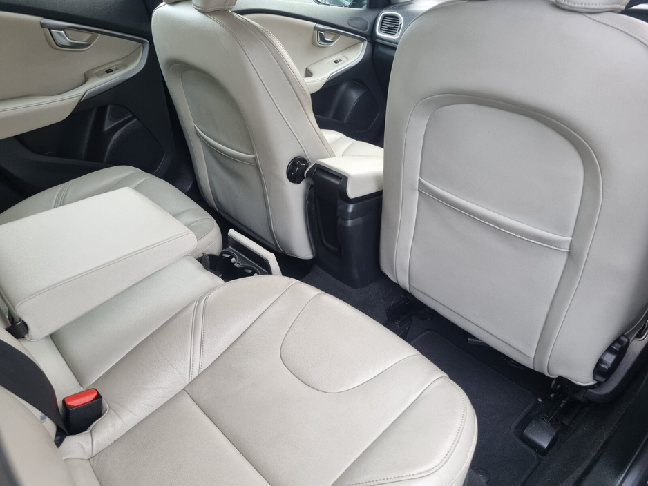 2014 Volvo V40 - image 10