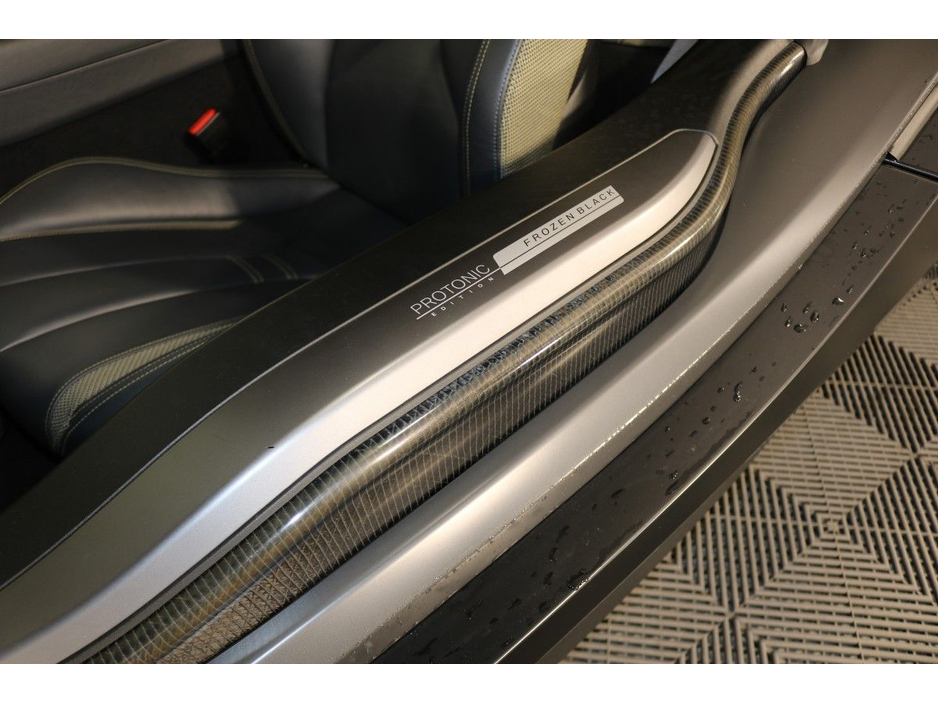 2017 BMW i8 - image 9