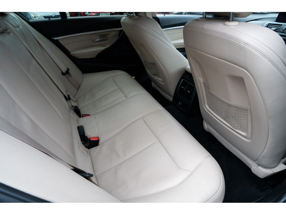 2017 BMW 3 Series - image 8