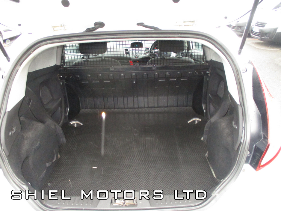 2016 Ford Fiesta - image 11