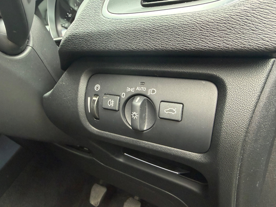 2014 Volvo V40 - image 12