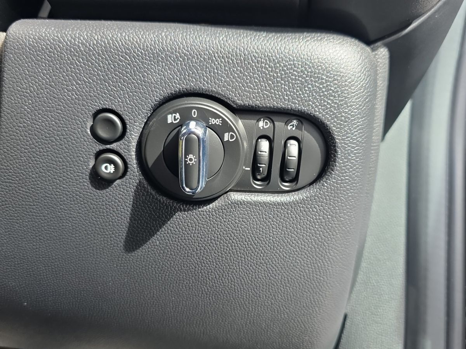 2023 MINI Hatch - image 18