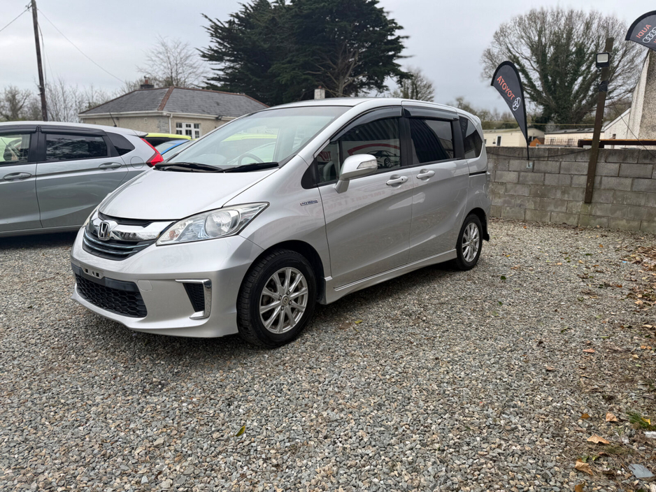 2015 Honda Freed - image 3