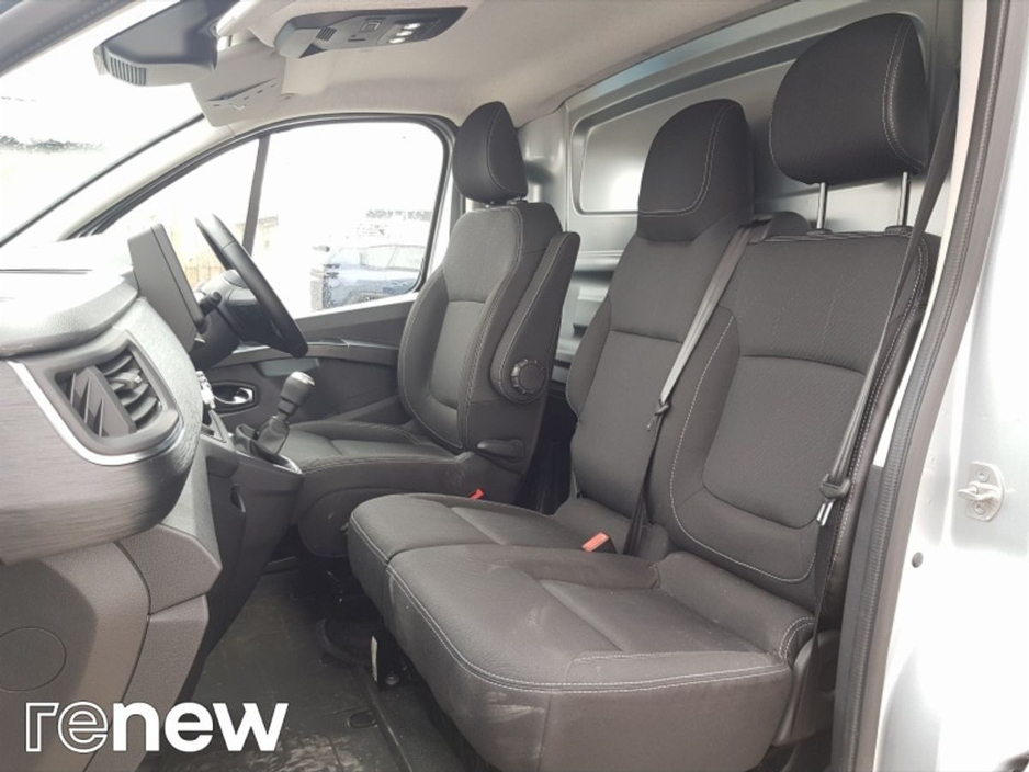 2025 Renault Trafic - image 5
