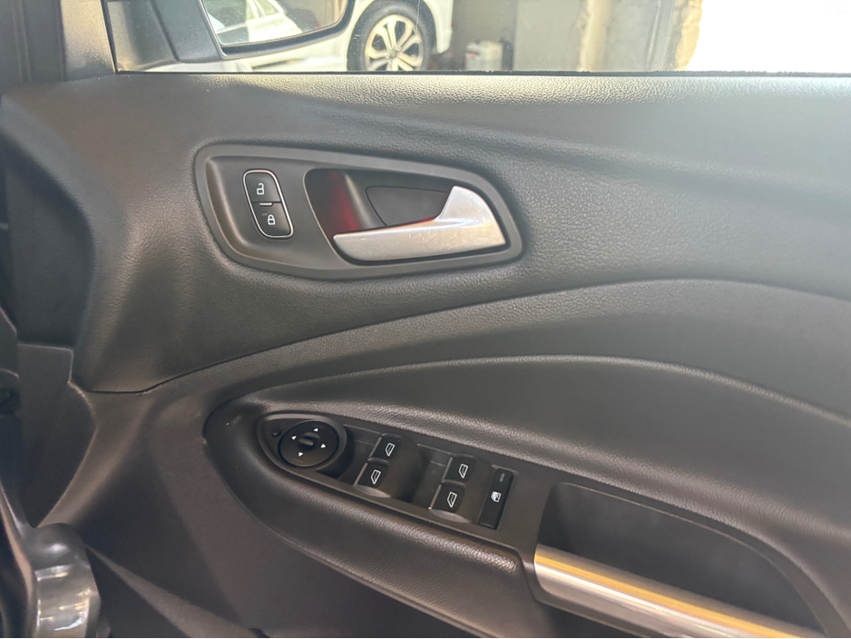 2019 Ford Kuga - image 5