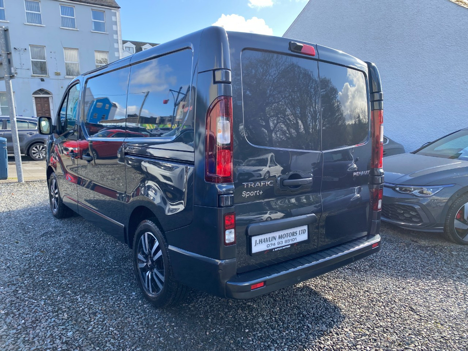 2023 Renault Trafic - image 24