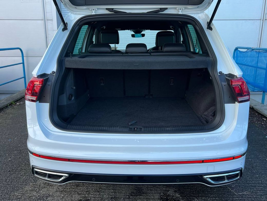 2023 Volkswagen Tiguan R-LINE 1.4 HYBRID // 20" R-LINE ALLOYS // PARKING SENSORS // APPLE CARPLAY/ANDROID AUTO €36,900