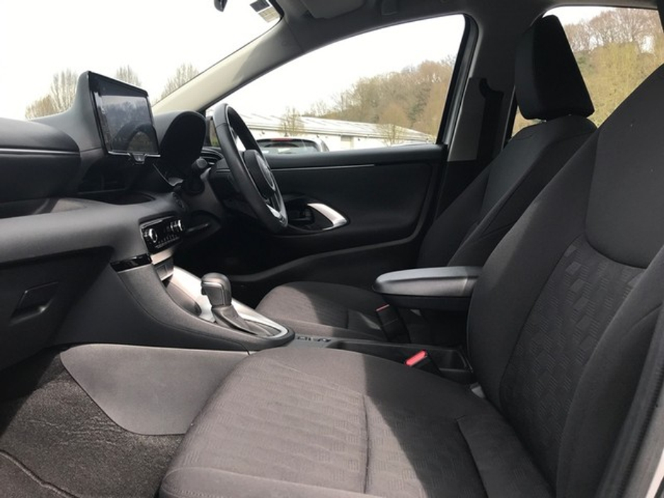 2024 Toyota Yaris - image 6