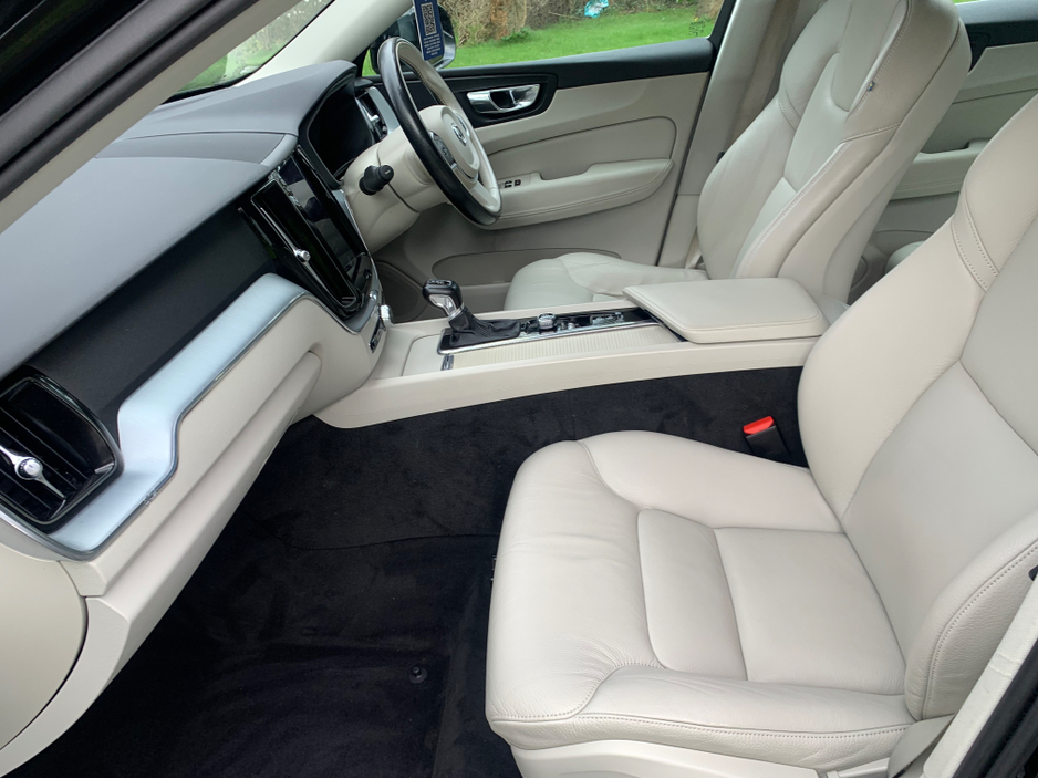 2017 Volvo XC60 - image 16