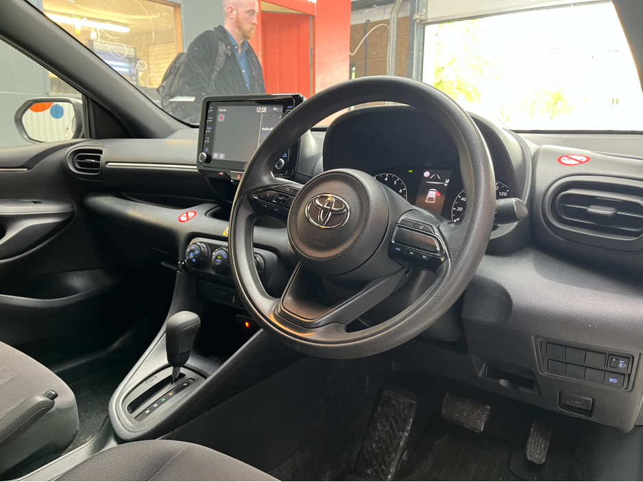 2020 Toyota Yaris - image 8