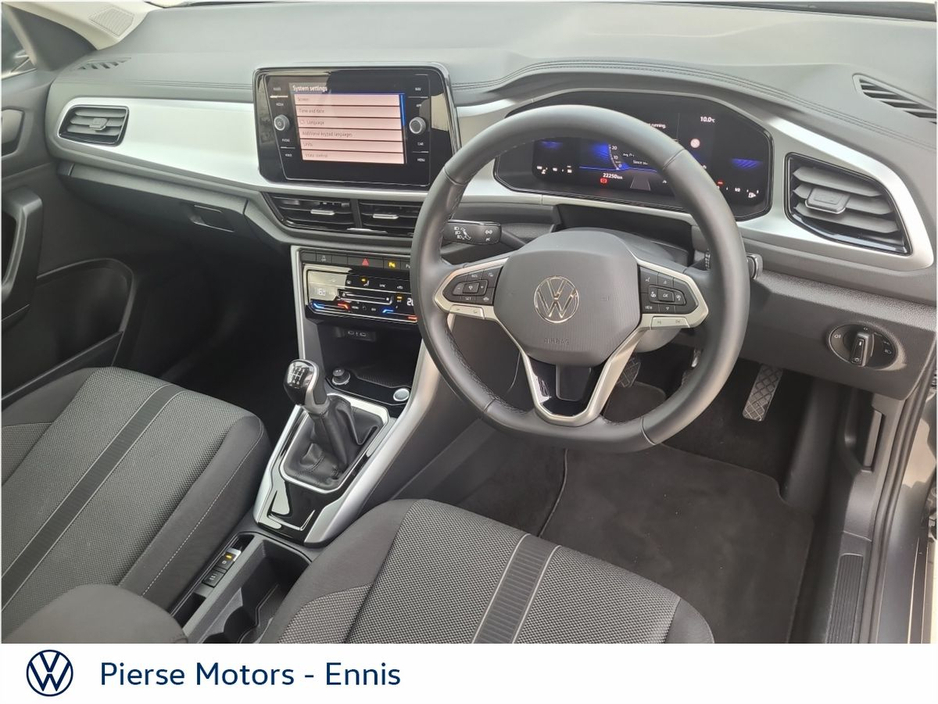 2025 Volkswagen T-Roc - image 2