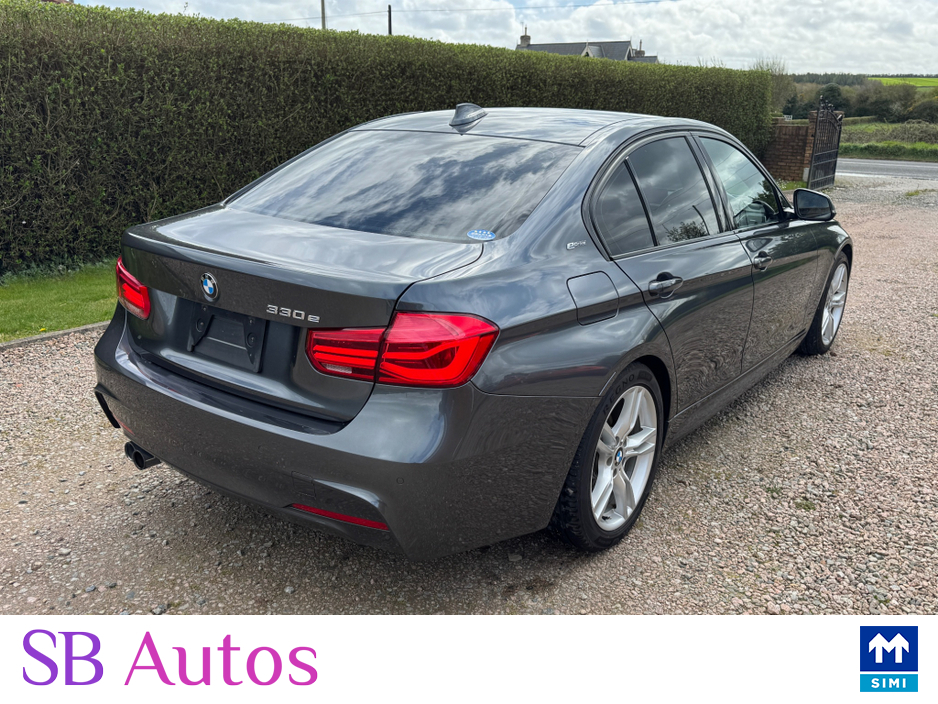 2016 BMW 3 Series - image 4