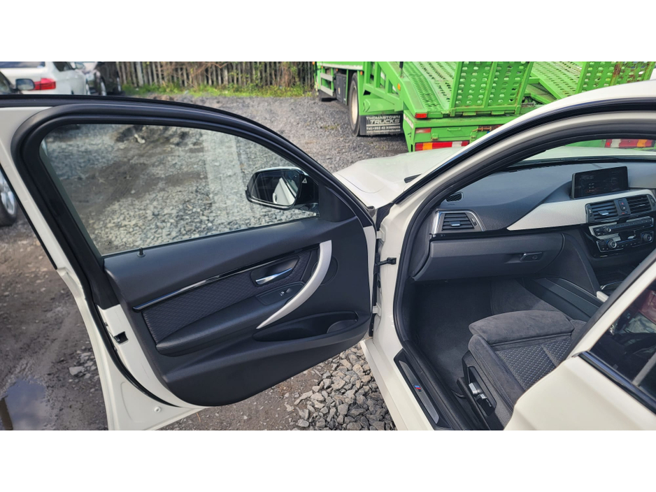 2016 BMW 3 Series - image 12