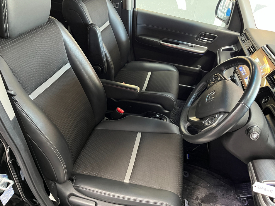 2020 Honda Stepwagon - image 11