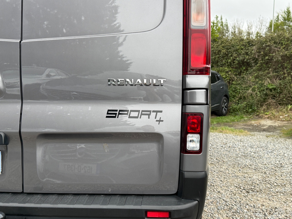 2021 Renault Trafic - image 13