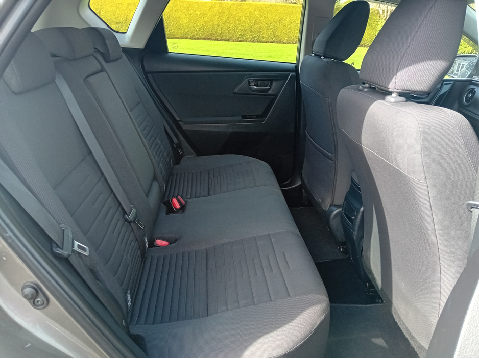 2018 Toyota Auris - image 4