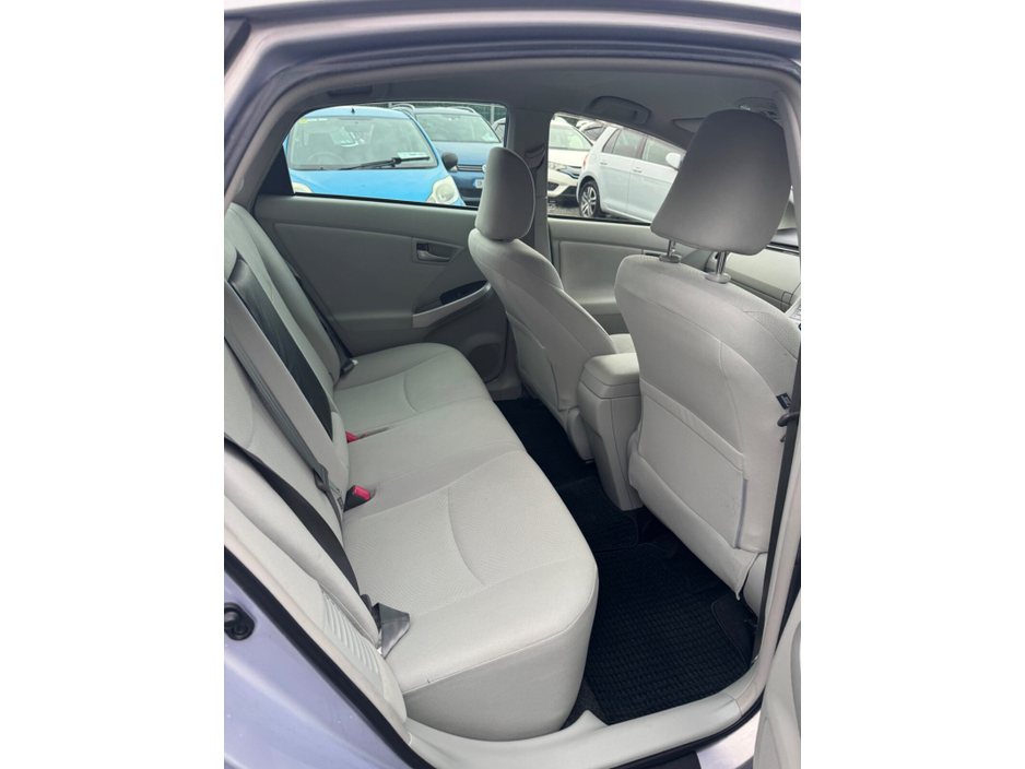 2013 Toyota Prius - image 11