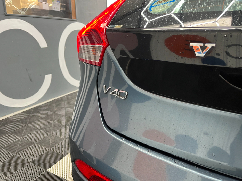 2015 Volvo V40 - image 7