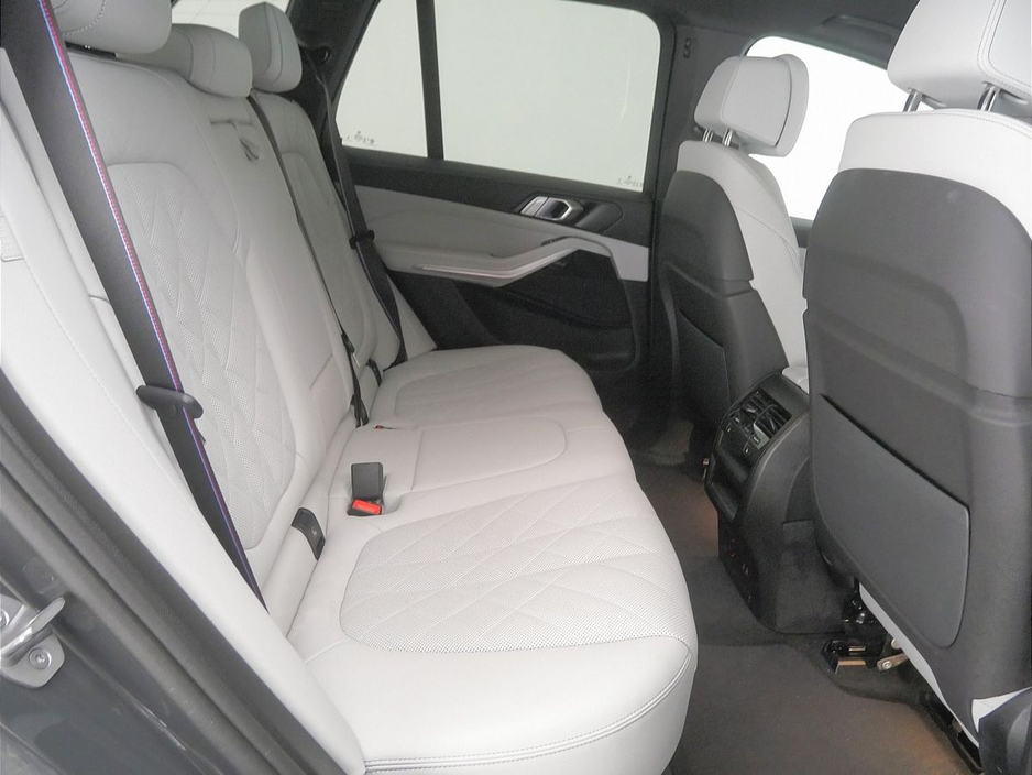 2025 BMW X5 - image 11